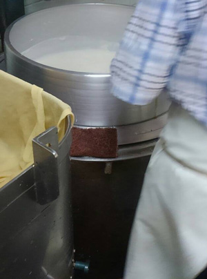奥澤豆腐店の大豆食品を手作りで製造している写真